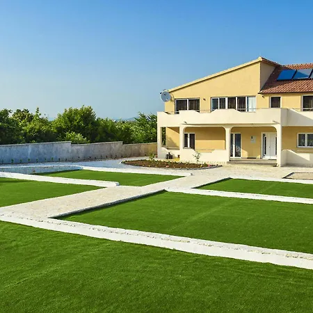 Nyaraló Julija By Interhome